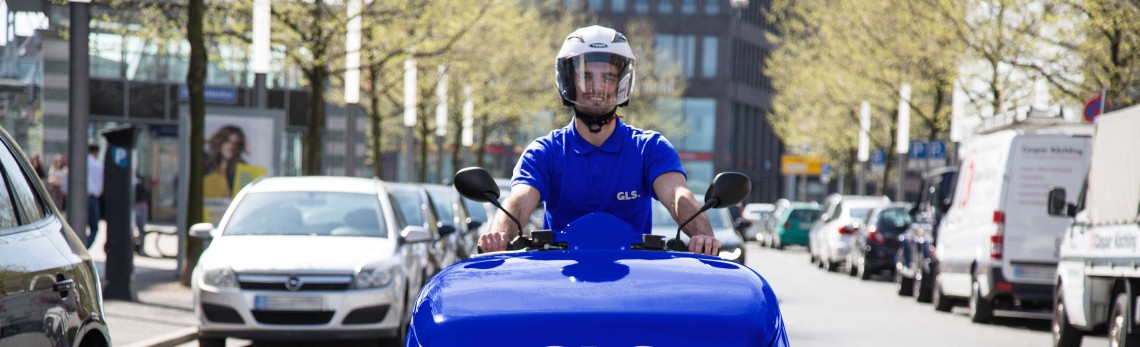 GLS-medewerker levert met een elektrische fiets