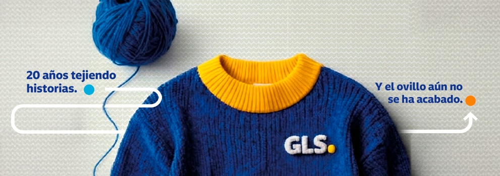 Jersey de punto azul con cuello amarillo y logotipo de GLS, junto a un ovillo de lana y un mensaje corporativo que celebra 20 años de historias y trayectoria de la marca.