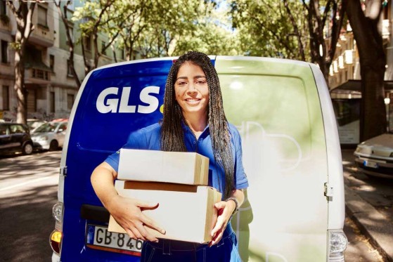 Repartidora de GLS repartiendo paquetes