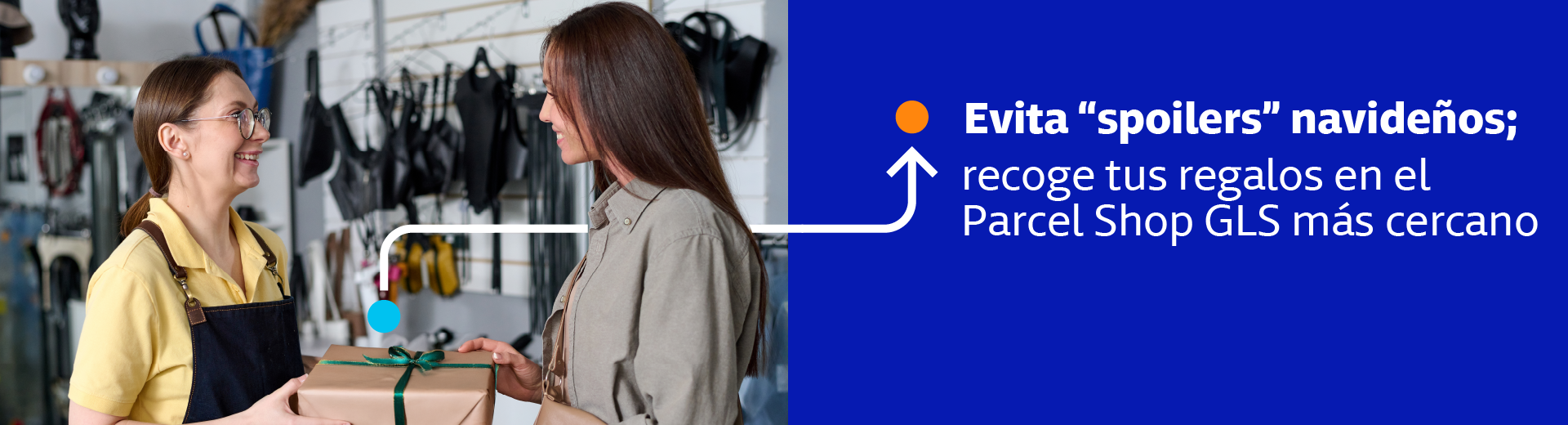 Mujer recogiendo un paquete envuelto en un Parcel Shop de GLS, atendida por una dependienta; mensaje promocional que anima a evitar spoilers navideños recogiendo los regalos en el Parcel Shop GLS más cercano.