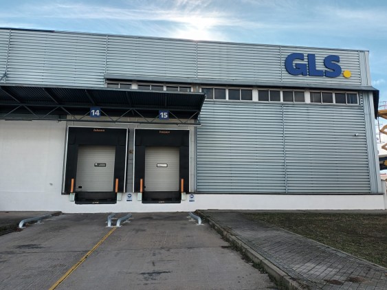 Almacén de GLS con muelles de carga para gestión y distribución de paquetes