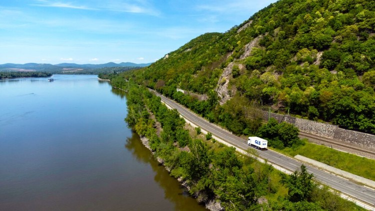 furgoneta de GLS en la costa