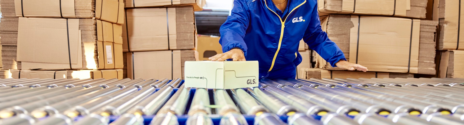 Rullahihna ja pahvilaatikoita taustalla