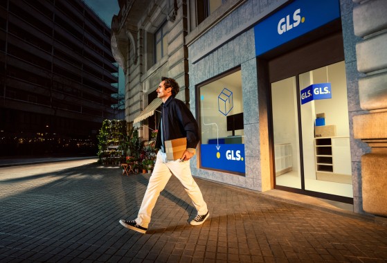 Mies tietokoneen äärellä