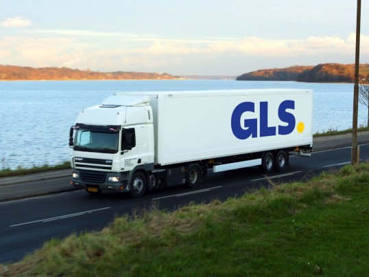 GLS vrachtwagen bij depot Vianen