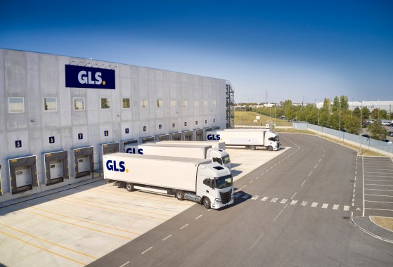 GLS trucks bij een GLS-depot