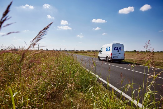 GLS-bus in de natuur