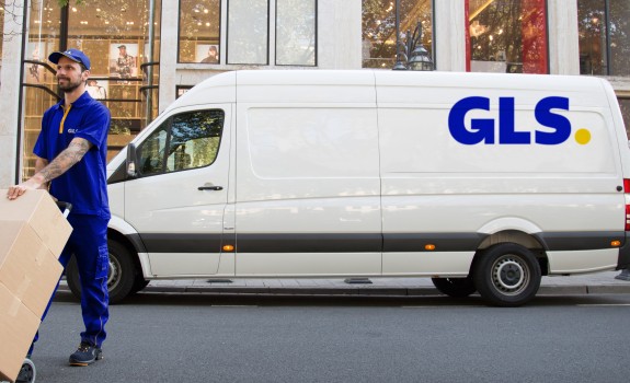 photo of a deliveryman with a van in the background