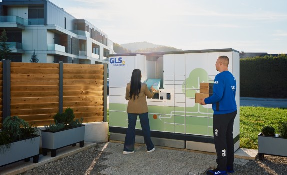  Stranka in GLS kurir pred Paketomatom