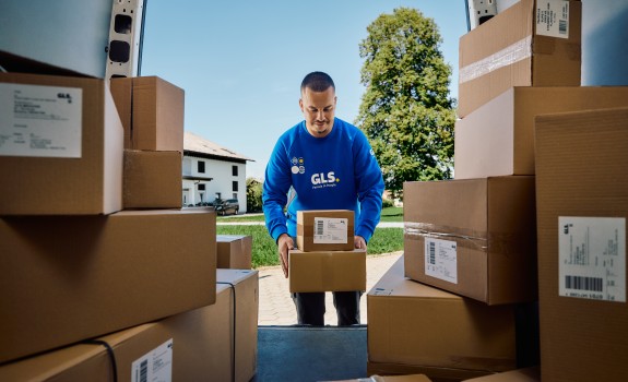 GLS kurir pobira pakete v vozilu