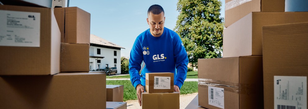 GLS kurir pobira pakete v vozilu