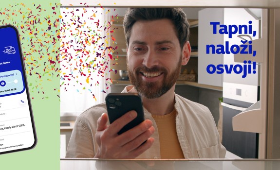 Moški drži mobitel v roki in mobitel s konfeti v ozadji
